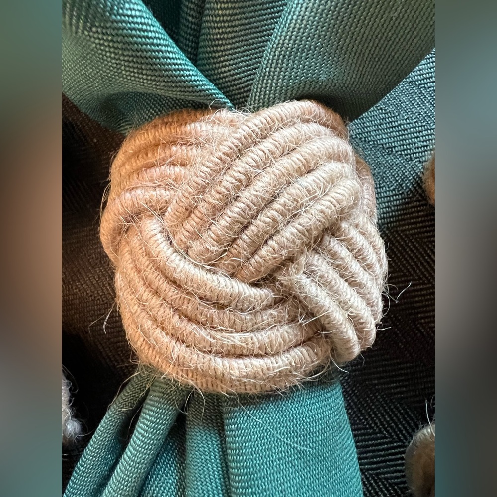 Set of Eight (8) woven burlap napkin rings - Picture 2 of 3
